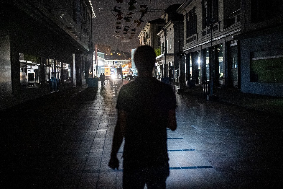 Chiasso, 9 agosto 2019 - Blackout controllato nella notte per lavori sulla linea elettrica cittadina. Corso San Gottardo al buio con sullo sfondo la dogana illuminata. (FOTO GABRIELE PUTZU)