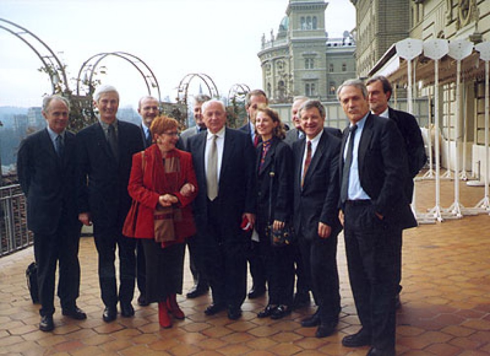 12.12.2000. Gorbaciov al centro in mezzo ad alcuni capigruppo alle Camere. Nella fila dietro si riconosce Fulvio Pelli. Franco Cavalli è davanti a destra. Immagine parlament.ch.