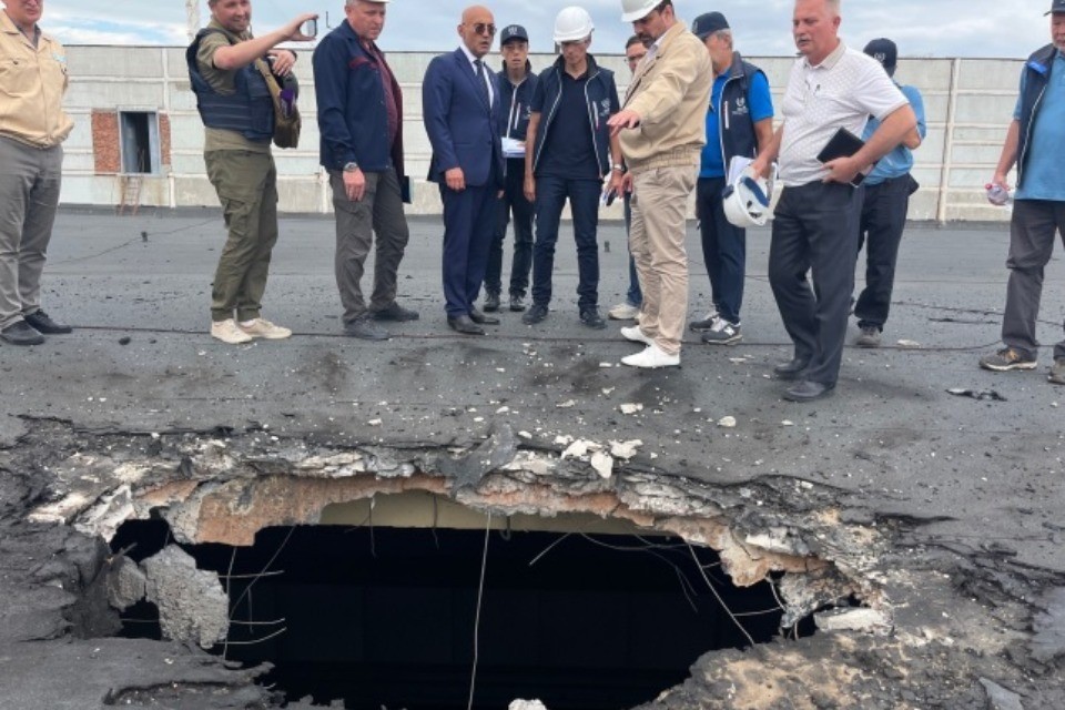 Il team dell'AIEA osserva i danni causati dai bombardamenti sul tetto dell'edificio che ospita, tra le altre cose, il combustibile nucleare e l'impianto di stoccaggio dei rifiuti radioattivi solidi.© AEIA