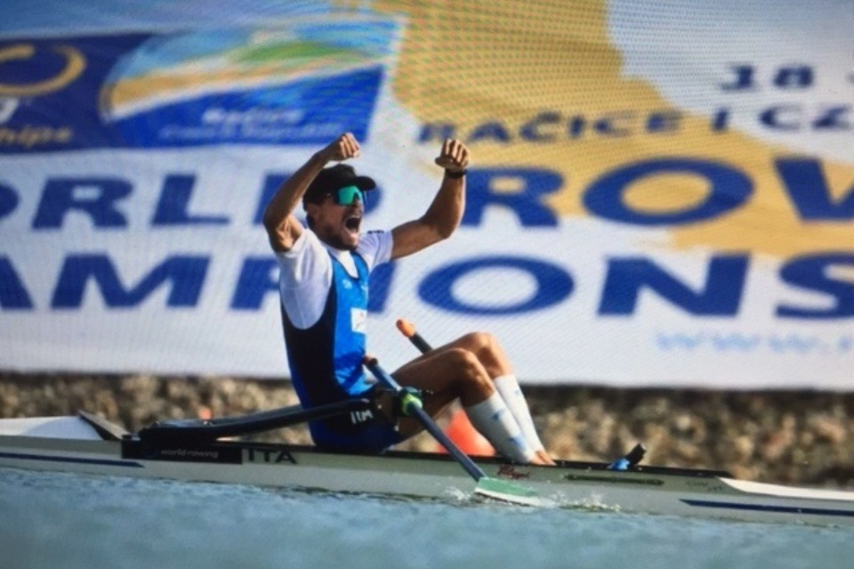 L’incontenibile gioia dell’azzurro Gabriel Soares per il titolo mondiale nel singolo “leggero”