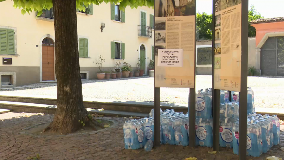 Bottiglie d'acqua messe a disposizione della popolazione di Arzo durante la carenza idrica di quest'estate. Immagine Ticinonews.