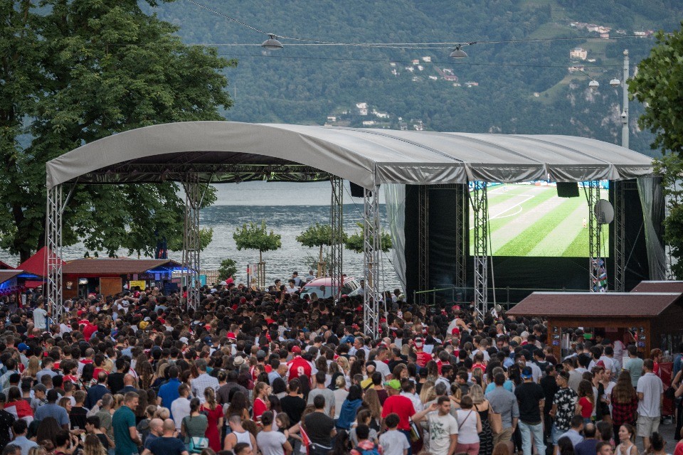 Lugano, 27 giugno 2018. Mondiali di calcio: la partita Svizzera - Costa Rica - e i tifosi in piazza Riforma © CdT/Chiara Zocchetti