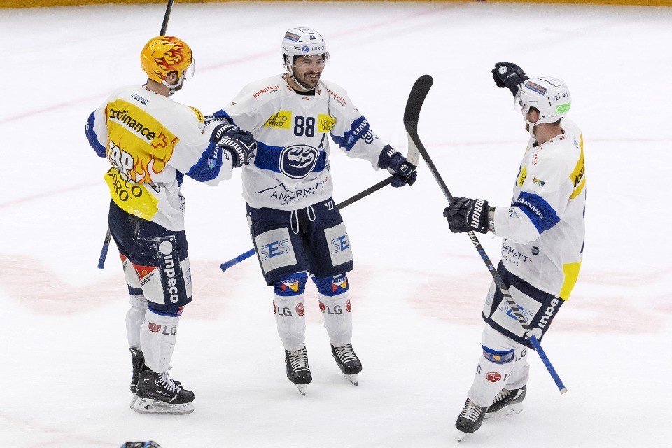 Ambri-Piotta's forward Inti Pestoni, centre, celebrates his winner goal past his teammates forward Michael Spacek, left, and Ambri-Piotta's defender Tim Heed, right, during the overtime of the National League regular season game of the Swiss Championship between Lausanne HC and HC Ambri-Piotta, at the Vaudoise Arena in Lausanne, Switzerland, Tuesday, October 18, 2022. (KEYSTONE/Salvatore Di Nolfi)