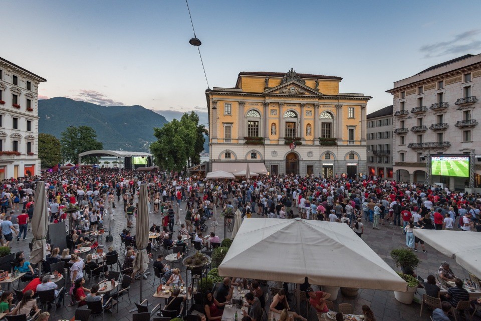Folla a Lugano davanti ai maxischermi per Svizzera-Costa Rica, Mondiali di calcio del 2018. ©Chiara Zocchetti