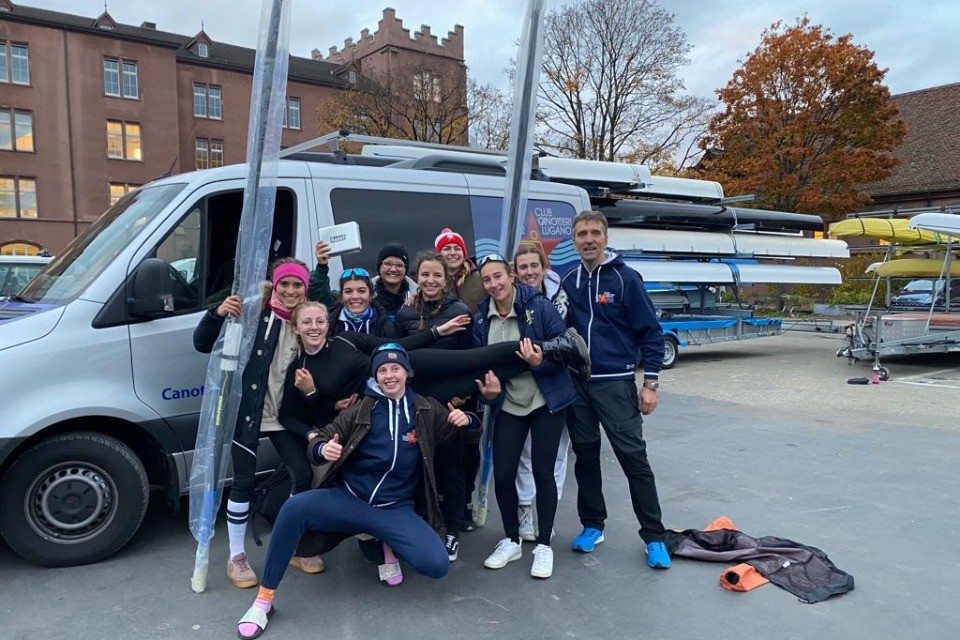 L’otto femminile U19 del Club Canottieri Lugano, vincitore nella gara sprint. A destra il presidente Claudio Pagnamenta.