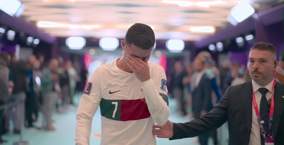Cristiano Ronaldo esce dal campo in lacrime al termine della partita.