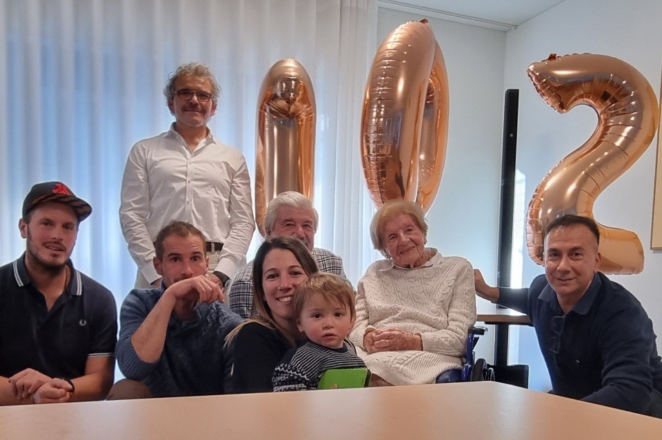 La festeggiata circondata dai famigliari. In piedi a sinistra il sindaco di Torricella Taverne, in basso a destra il vicesindaco.