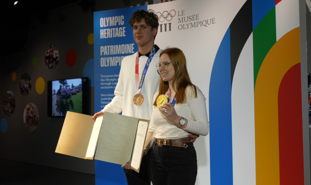 Noè Ponti e Nina Christen alla cerimonia al Museo Olimpico di Losanna. Da video © IOC / Storm Studio