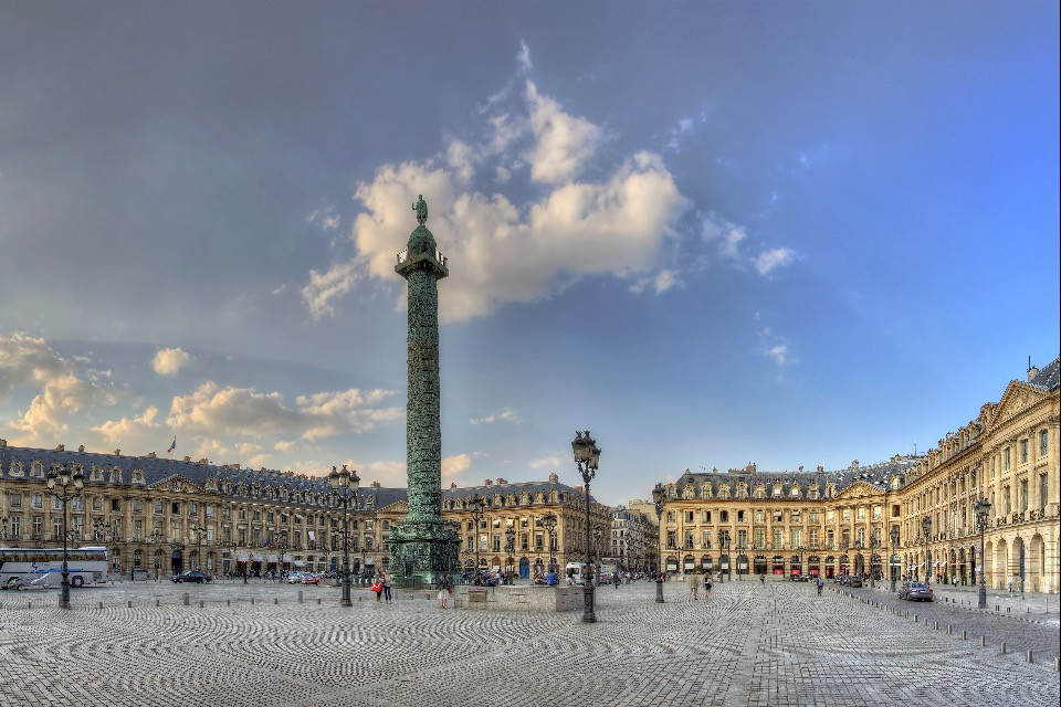 © Giorgio Galeotti - Flickr: Place Vendome - Paris, France - April 20, 2011, CC BY-SA 2.0, https://commons.wikimedia.org/w/index.php?curid=33010160