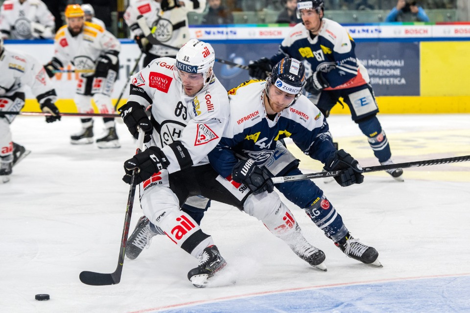 Heim in azione durante un derby mentre affronta il bianconero Mikkel Boedker/ ©Gabriele Putzu