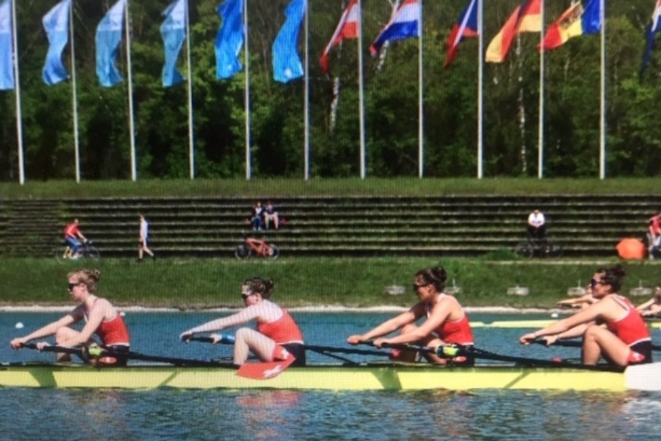 Il 4 senza femminile rossocrociato U19 in piena azione agli “internazionali” di Germania sul bacino olimpico di Monaco.