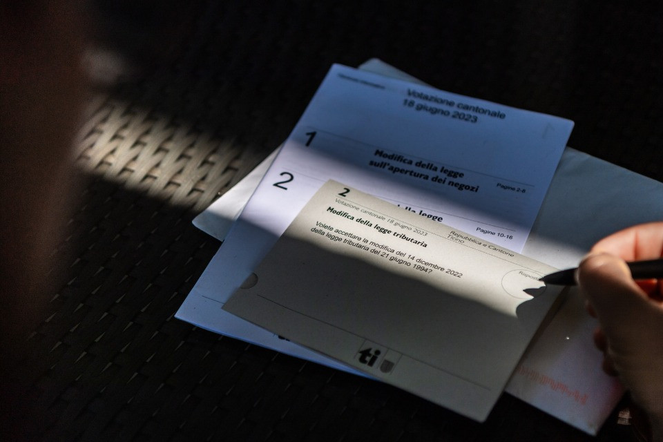 Come la maggioranza degli svizzeri, i ticinesi hanno votato con una penna. ©Chiara Zocchetti