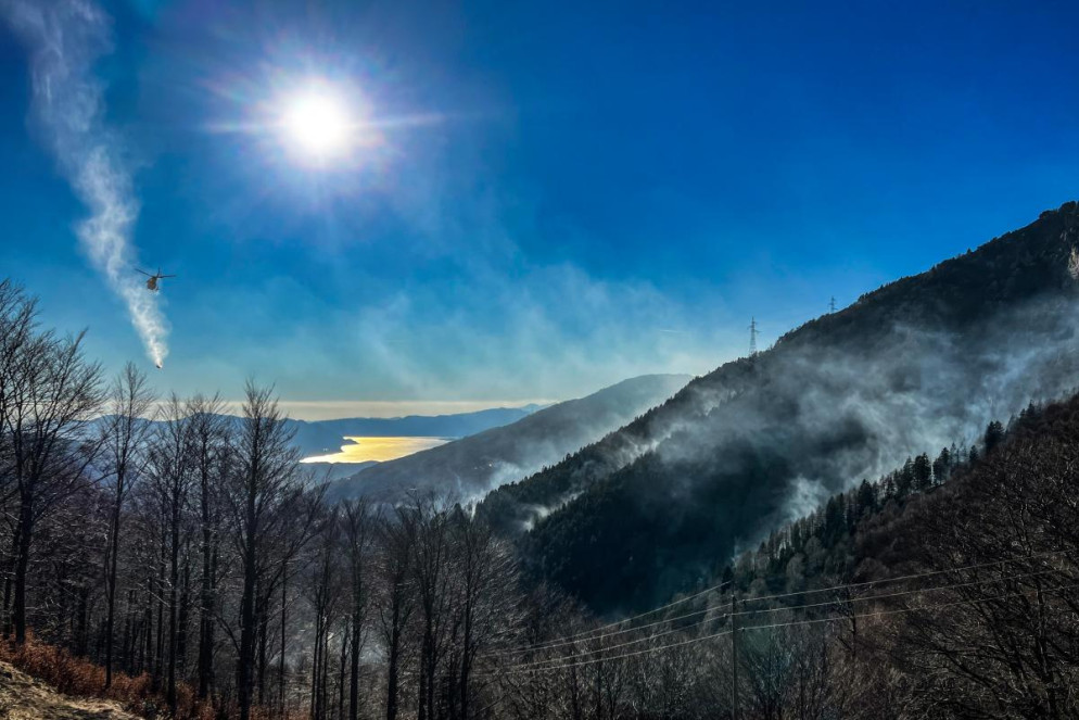 L'incendio sul Monte Gambarogno scoppiato nel gennaio 2022.