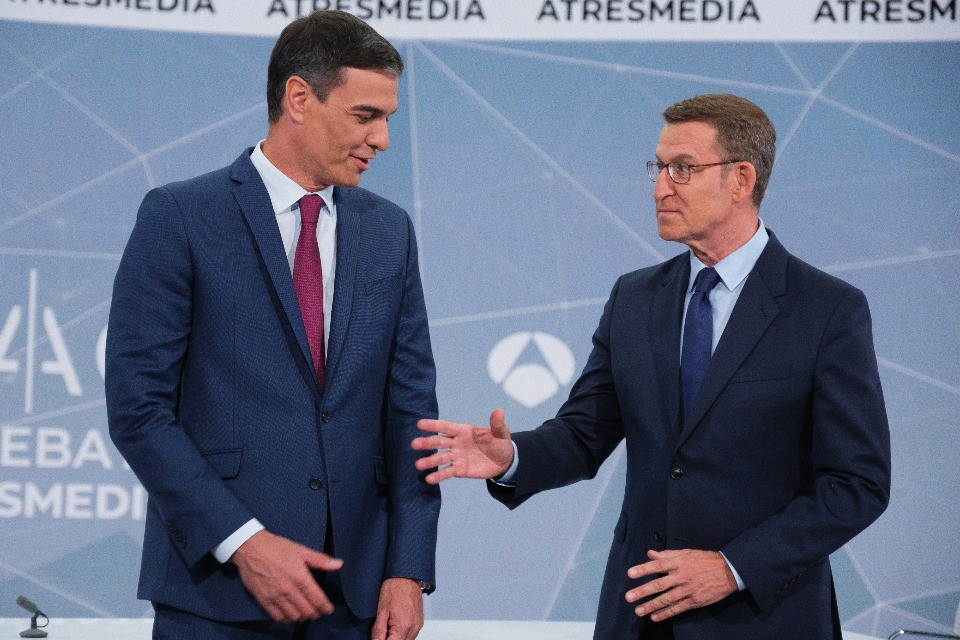 Pedro Sanchez, leader del PSOE, e Alberto Nunez Feijoo, leader del Partito popolare durante un dibattito preelettorale. © Shutterstock