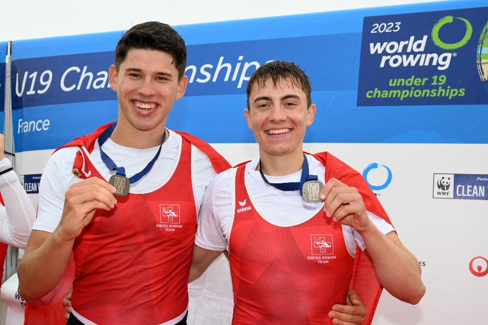 Ivo Löpfe e Nicolas Chambers mostrano felici la loro medaglia di bronzo/ © Americo Bottani