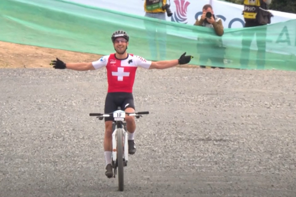 Il trionfale arrivo di Schurter/Screenshot Rsi