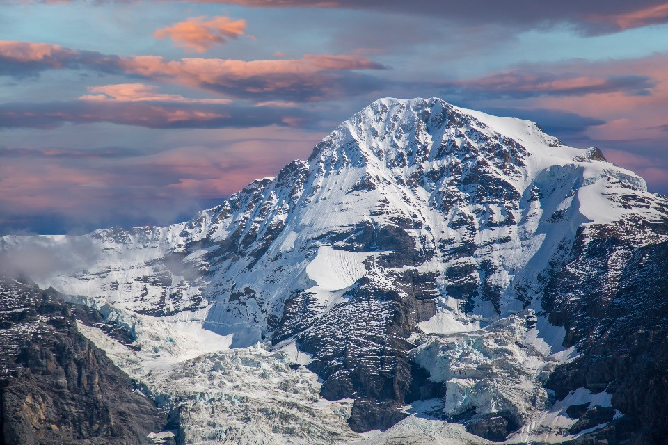 Distacco di ghiaccio sul fianco est dell'Eiger due dispersi