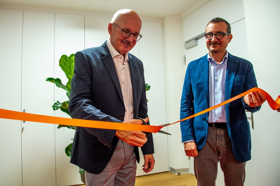 Il Prof. Dr. med. Andreas Cerny, Direttore di Epatocentro Ticino, e il Dr. med. Lorenzo Magenta, Vicedirettore di Epatocentro Ticino, tagliano il nastro per inaugurare la nuova sede.
