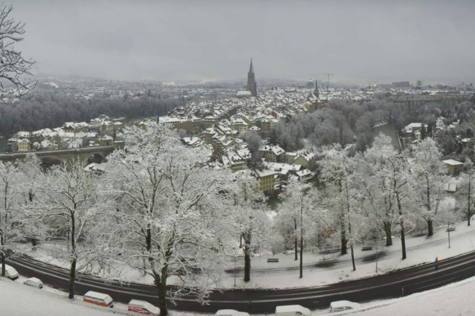 Berna sotto la neve questa mattina. Immagine Roundshot