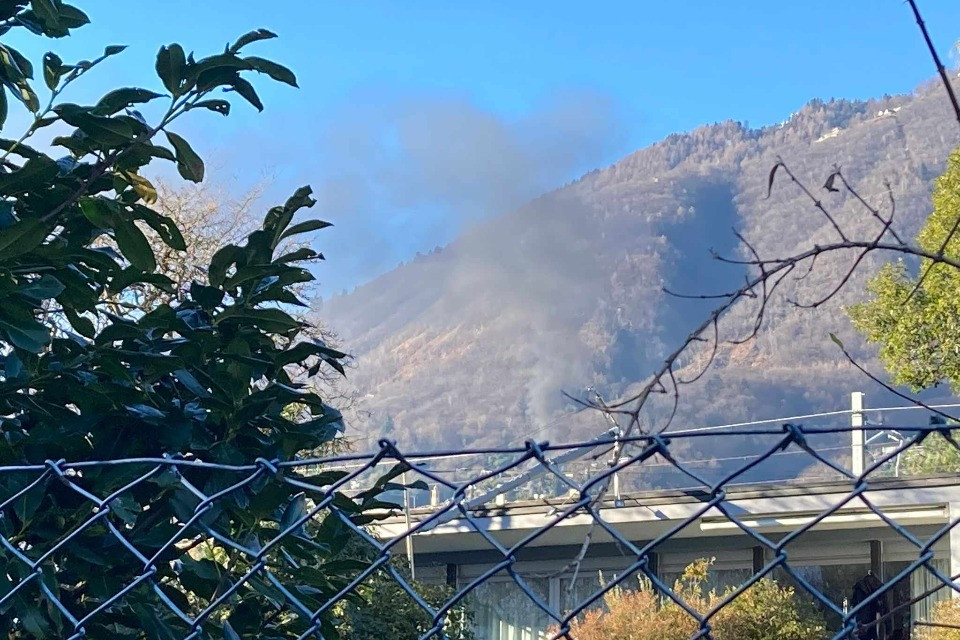 © Ticinonews / Il fumo delle fiamme visto da Locarno Monti / Orselina.