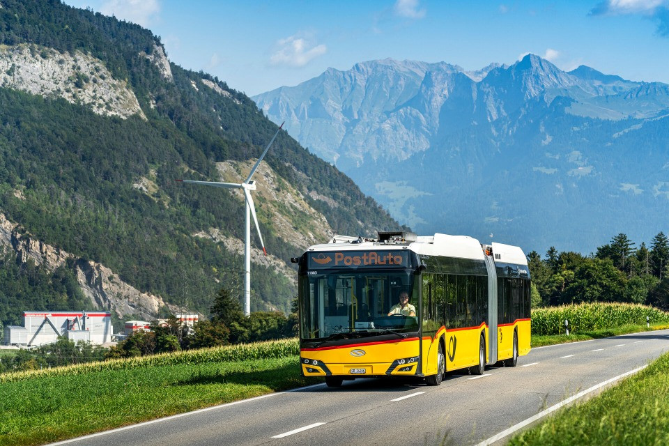 L'AutoPostale elettrico Solari in viaggio tra Coira e Trimmis nei Grigioni lo scorso agosto (© Yanik Buerkli).