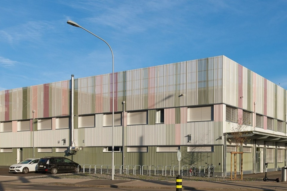 Il centro federale d'asilo nel Kreis 5 all'angolo tra Duttweilerstrasse e Pfingstweidstrasse a Zurigo (© Città di Zurigo / Theodor Stalder).