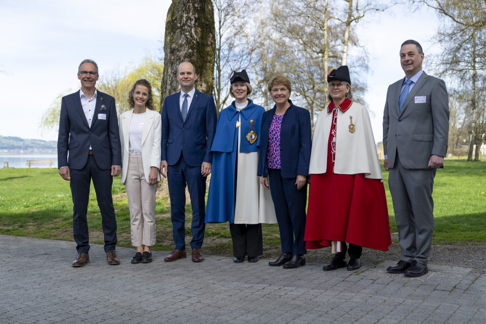 Cerimonia del centesimo anniversario. Da sinistra a destra: Il presidente del Consiglio di fondazione Kurt Bollmann, la presidente del Gran Consiglio di Lucerna Judith Schmutz, il presidente del Governo cantonale di Lucerna Fabian Peter, la presidente della Confederazione Viola Amherd e il presidente della Direzione di istituto Matthias Kestenholz. 