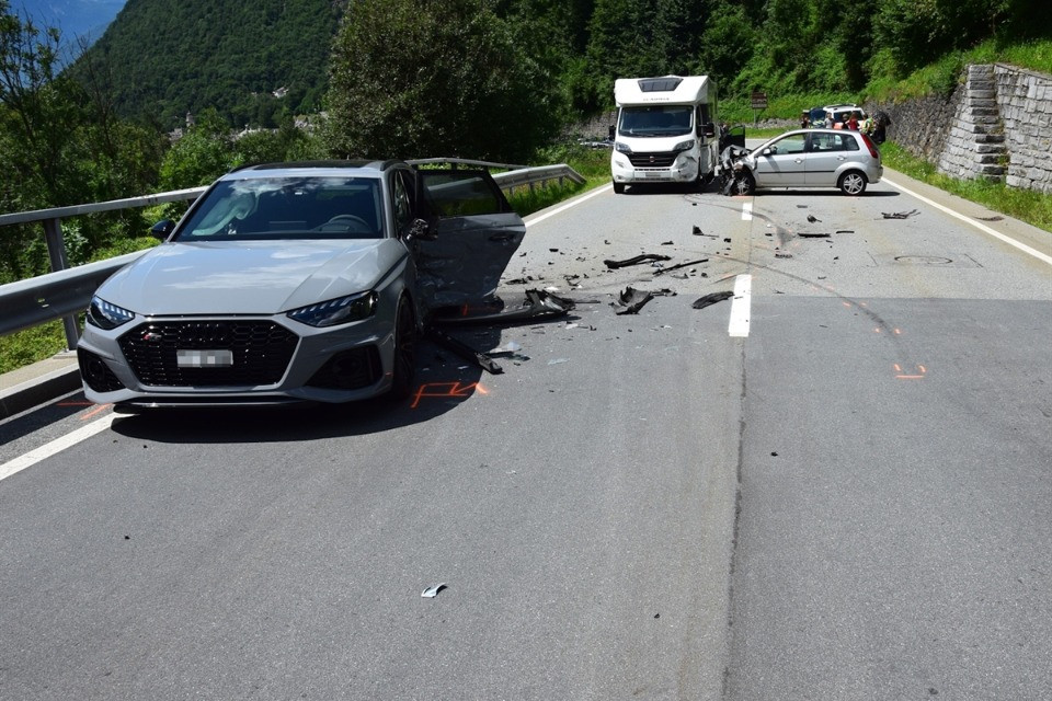 © Polizia cantonale dei Grigioni - A destra la vettura della 21enne