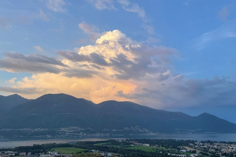 Nube temporalesca sopra la Val Veddasca, vista da Locarno-Monti. Domenica 4 agosto, ore 06:30. Immagine MeteoSvizzera