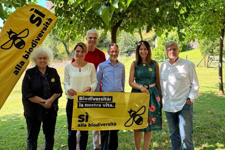 Il comitato ticinese per un SÌ all'Iniziativa biodiversità.