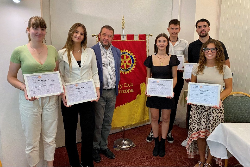I premiati con il Presidente del Rotary Club Bellinzona 2024/2025, Roberto Dotti.