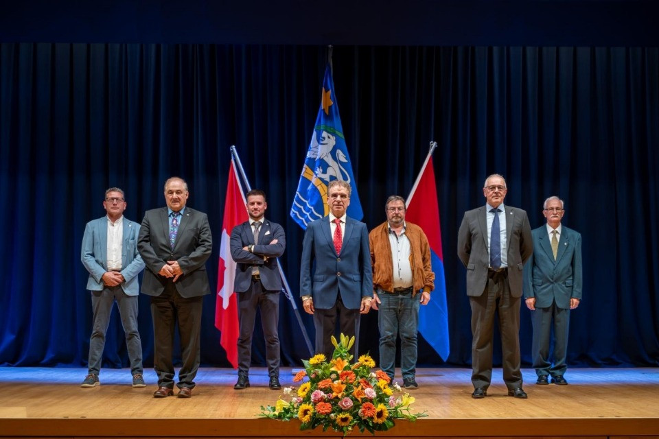 Da sinistra: Adam Poloni, Pier Gazzoli (vicesindaco), Mattia Dellatorre, Luigi Decarli (sindaco), Gabriele Del Don, Maurizio Mistri, Mario Genini.