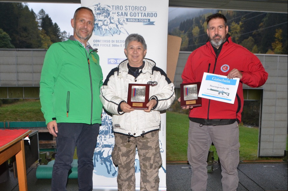 La Regina del Tiro Storico del San Gottardo, Valeria Morandi dell'UT Locarno, con il presidente del Tiro Norman Gobbi e il miglior Elite Marzio Guscetti (UT Gottardo).