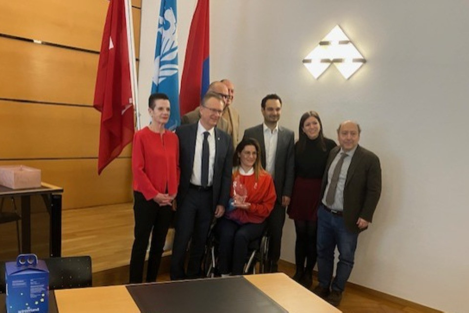 Claire Ghiringhelli attorniata dal sindaco Nicola Pini e dai colleghi di Municipio/ © Americo Bottani
