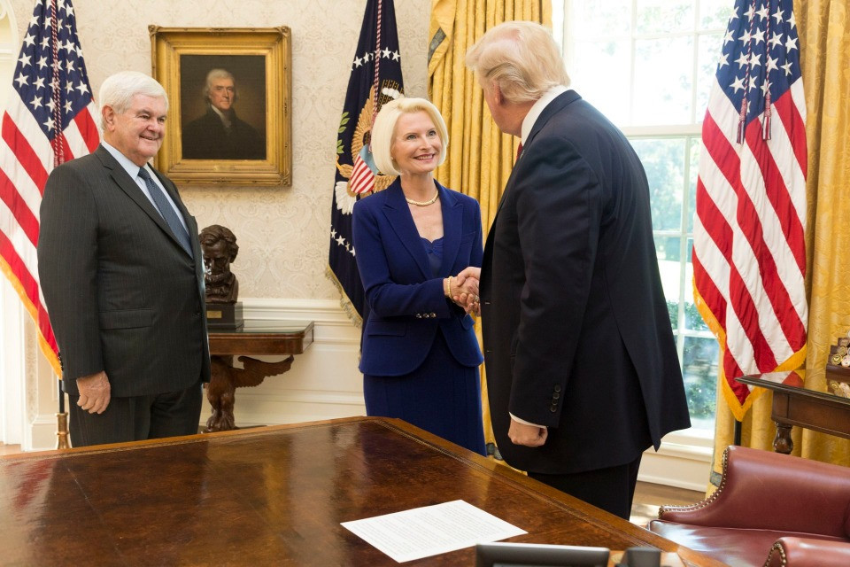 Incontro tra Donald Trump e Callista e Newt Gingrich nel 2017. Immagine Casa Bianca