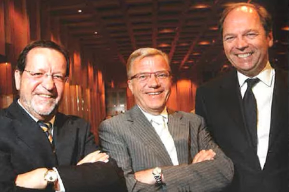© Fust.ch -  29 maggio 2007 (Zurigo), da sin. a dest: Walter Fust, Presidente del CdA Jelmoli Holding, Hansueli Loosli, CEO Coop Svizzera, Gustav Stenbolt, CEO Jelmoli Holding