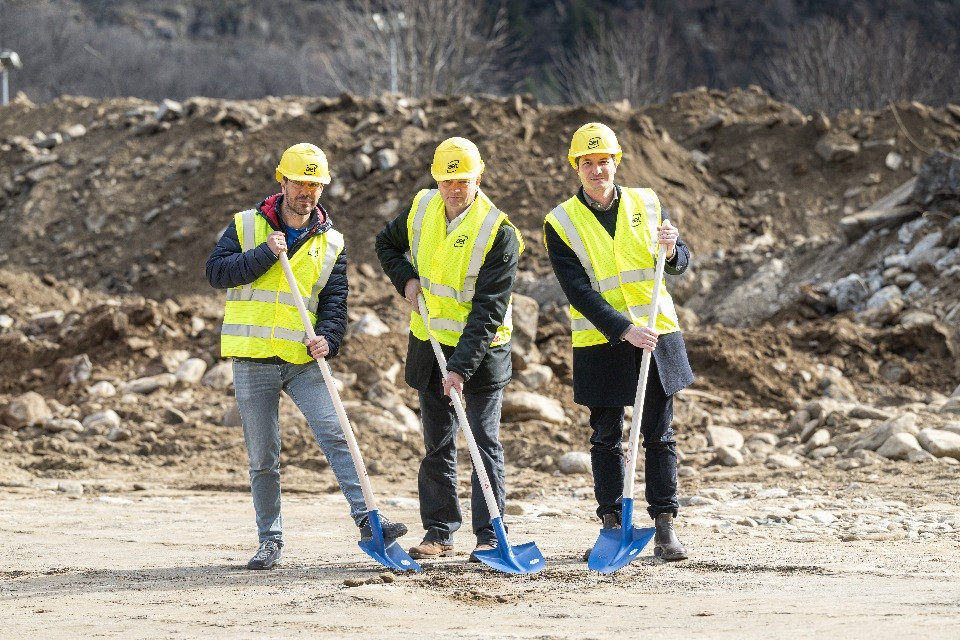 Bodio: AET, posa prima pietra per il riordino del comparto industriale. Nella foto, da sinistra, Stefano Imelli, Sindaco di Bodio, Roberto Pronini, Direttore AET e Luca Pessina, architetto, durante un momento della cerimonia di posa della prima pietra. © Ti-Press / Elia Bianchi