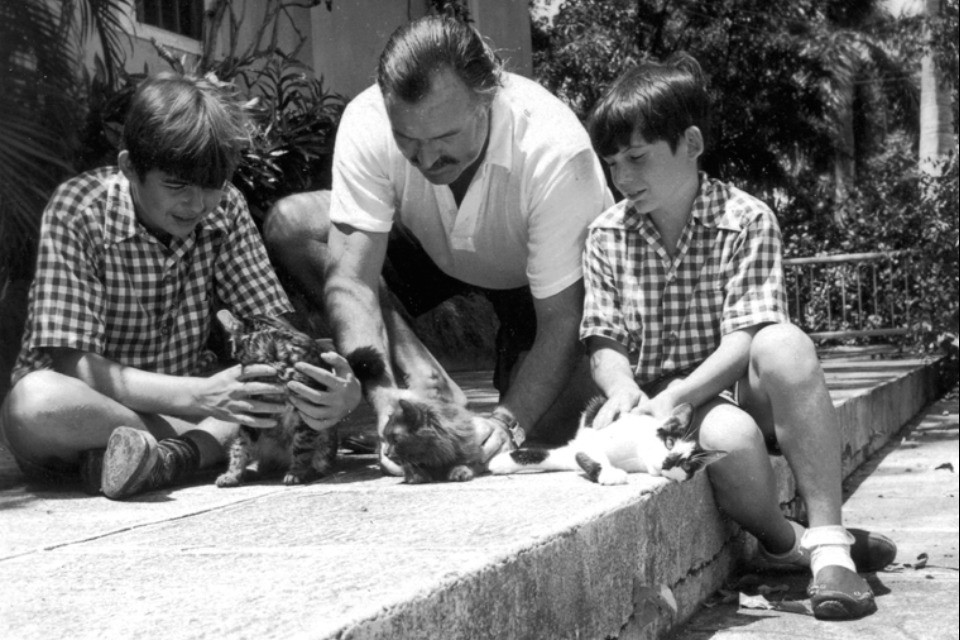 Novembre 1946 - Ernest Hemingway con i figli Patrick (sinistra) e Gregory a Finca Vigia (San Francisco de Paula, Cuba)