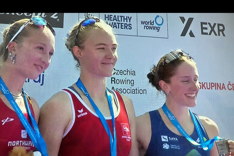 Il podio dello skiff femminile. Da sinistra: la belga Cato Vanheste, Aurelia Maxima Janzen e la slovena Ruby Cop.
