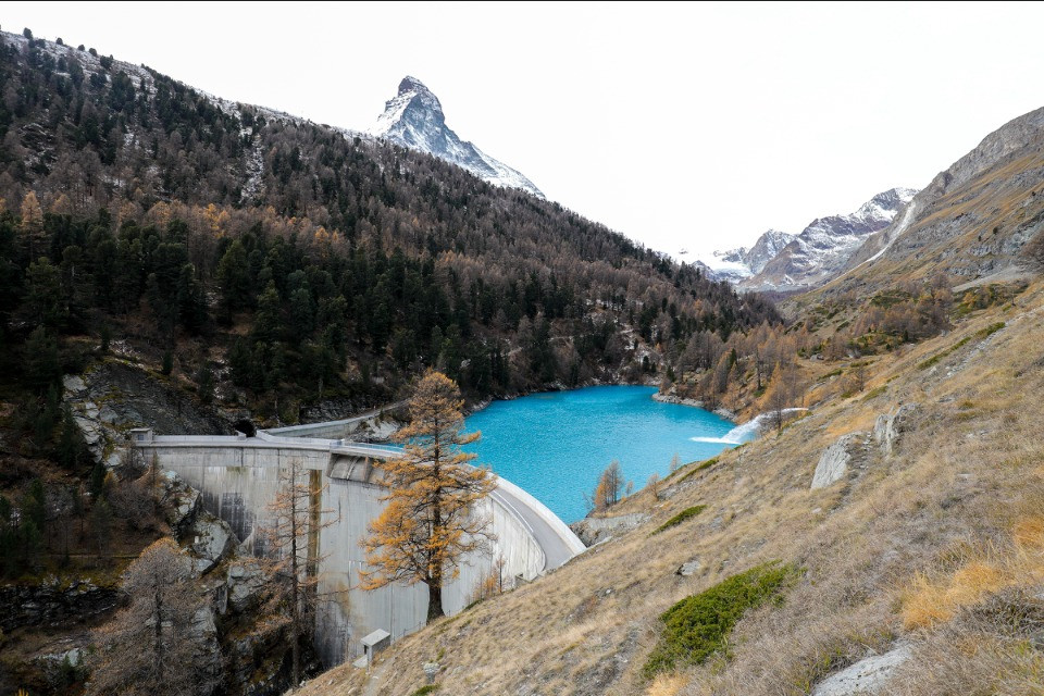 La diga nella valle di Zmutt, in Vallese, è una diga ad arco che trattiene le acque del ghiacciaio di Zmutt e del torrente Zmuttbach. © Matthias Sorg