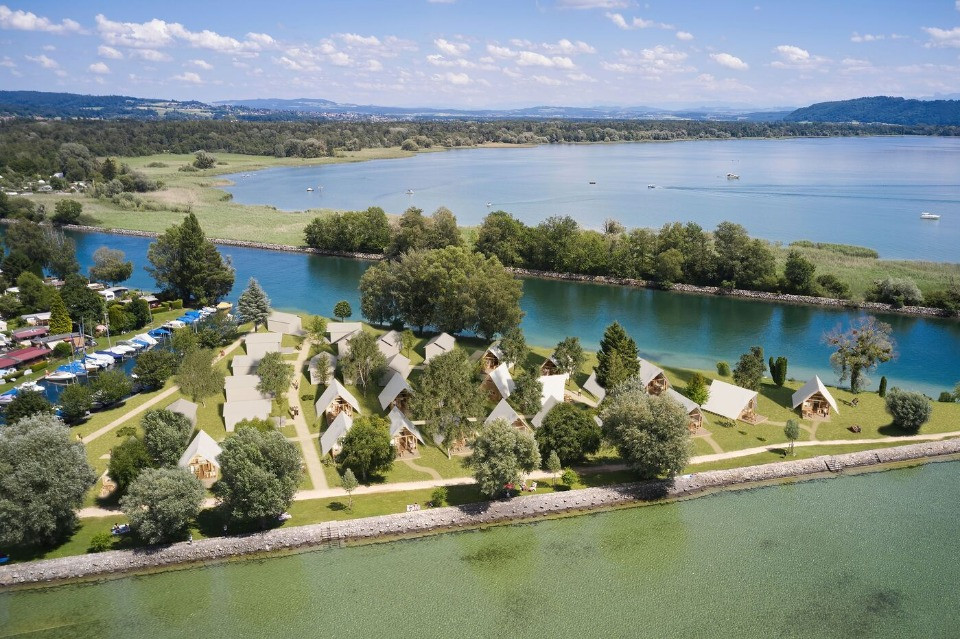 TCS campeggio La Tène: illustrazione del futuro «Glamping Village» sull’isola prospiciente