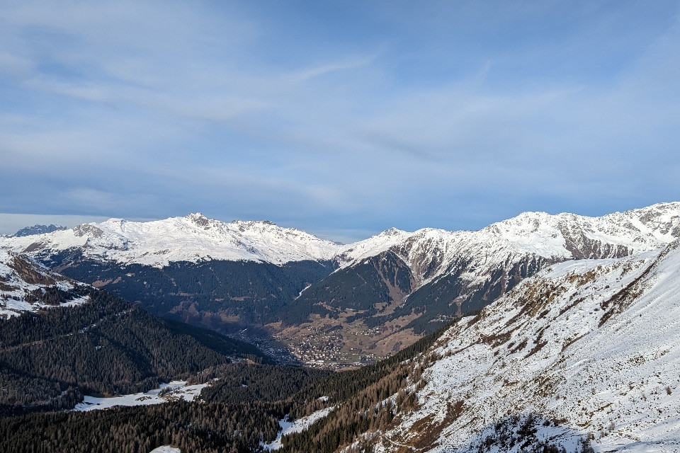 Vista su Klosters il 2 gennaio 2023. La stagione 2022/23, caratterizzata da scarse nevicate, è stata tipica della tendenza pluriennale alla diminuzione delle precipitazioni nevose. Foto: Jonas Götte / SLF