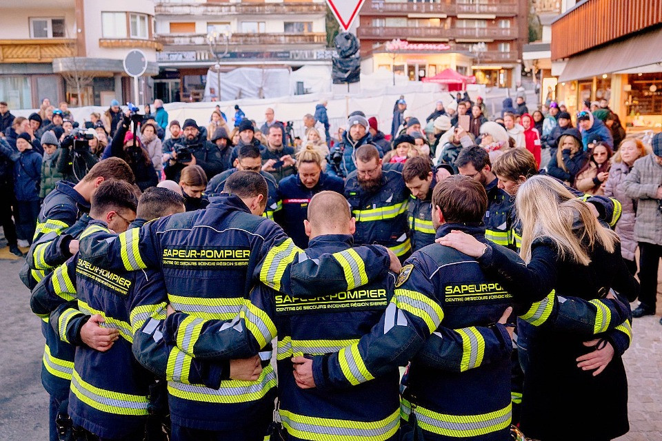 I pompieri di Crans-Montana ricevono solidarietà dai colleghi ticinesi dell'alta Vallemaggia © Baz Ratner
