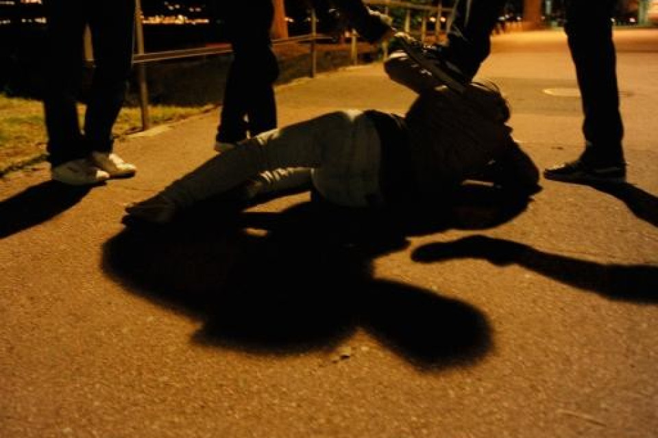 Minusio, 30 maggio 2013 - Stupro aggressione e violenza sessuale in una strada su un marciapiede di notte vicino al lago - violenza carnale, abuso sessuale, donna aggredita picchiata da un gruppo di uomini - gruppo di giovani aggrediscono donna caduta a terra (FOTO TATIANA SCOLARI)