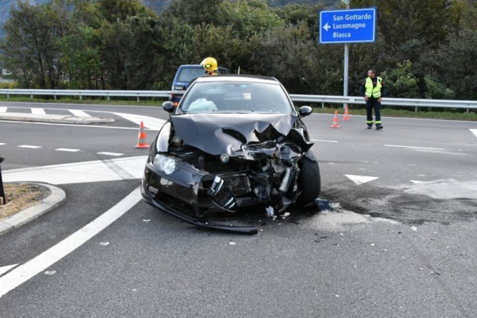 Due auto si scontrano a Biasca: un ferito e disagi al traffico