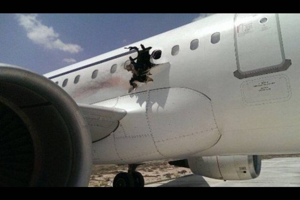 Aereo squarciato, "forse una bomba"