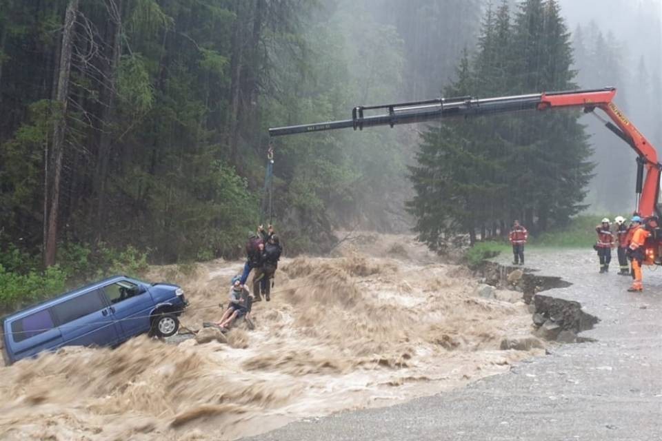 Auto trascinata dal torrente, salvati gli occupanti