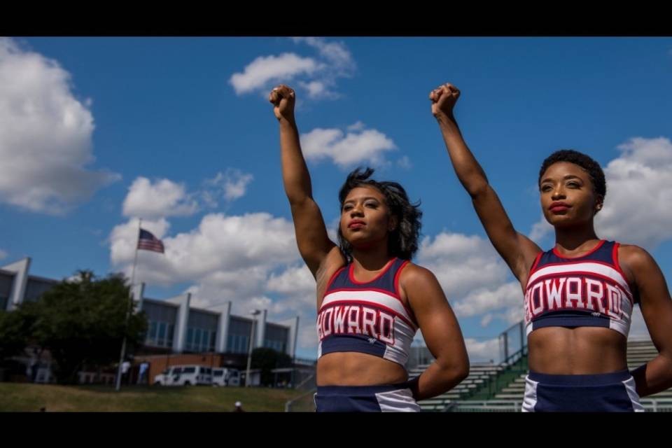 Cheerleaders sfidano Trump: inno con pugno alzato