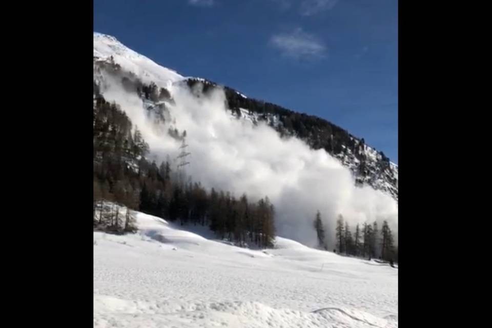 Serie di slavine in Engadina, le immagini sono spettacolari