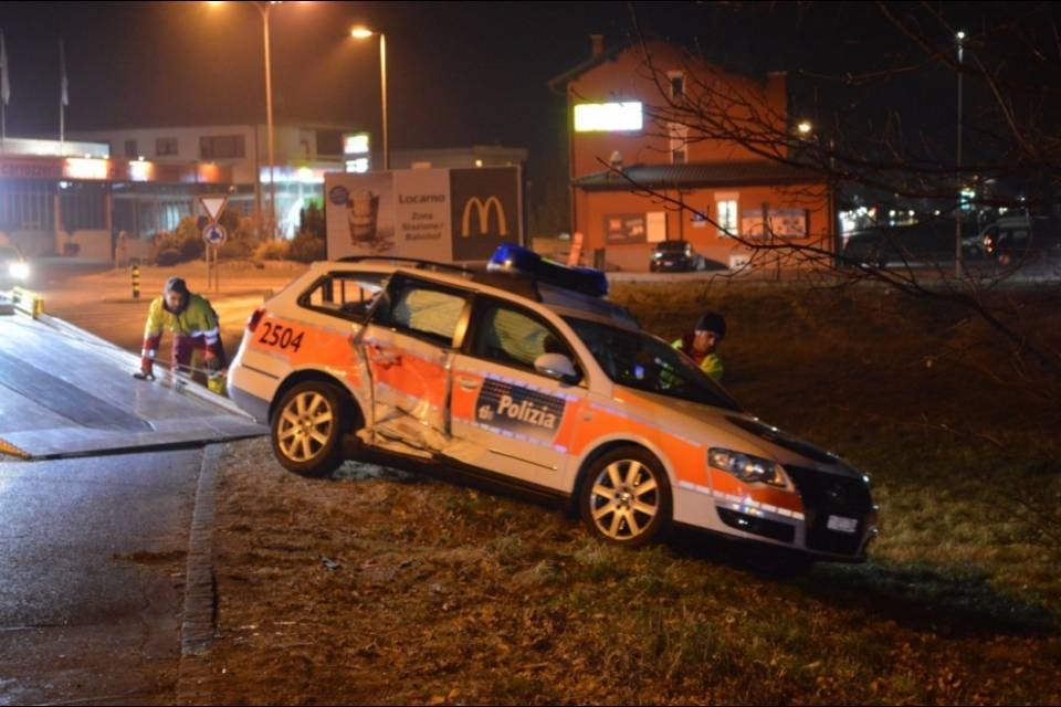 Pattuglia della Cantonale coinvolta in un incidente